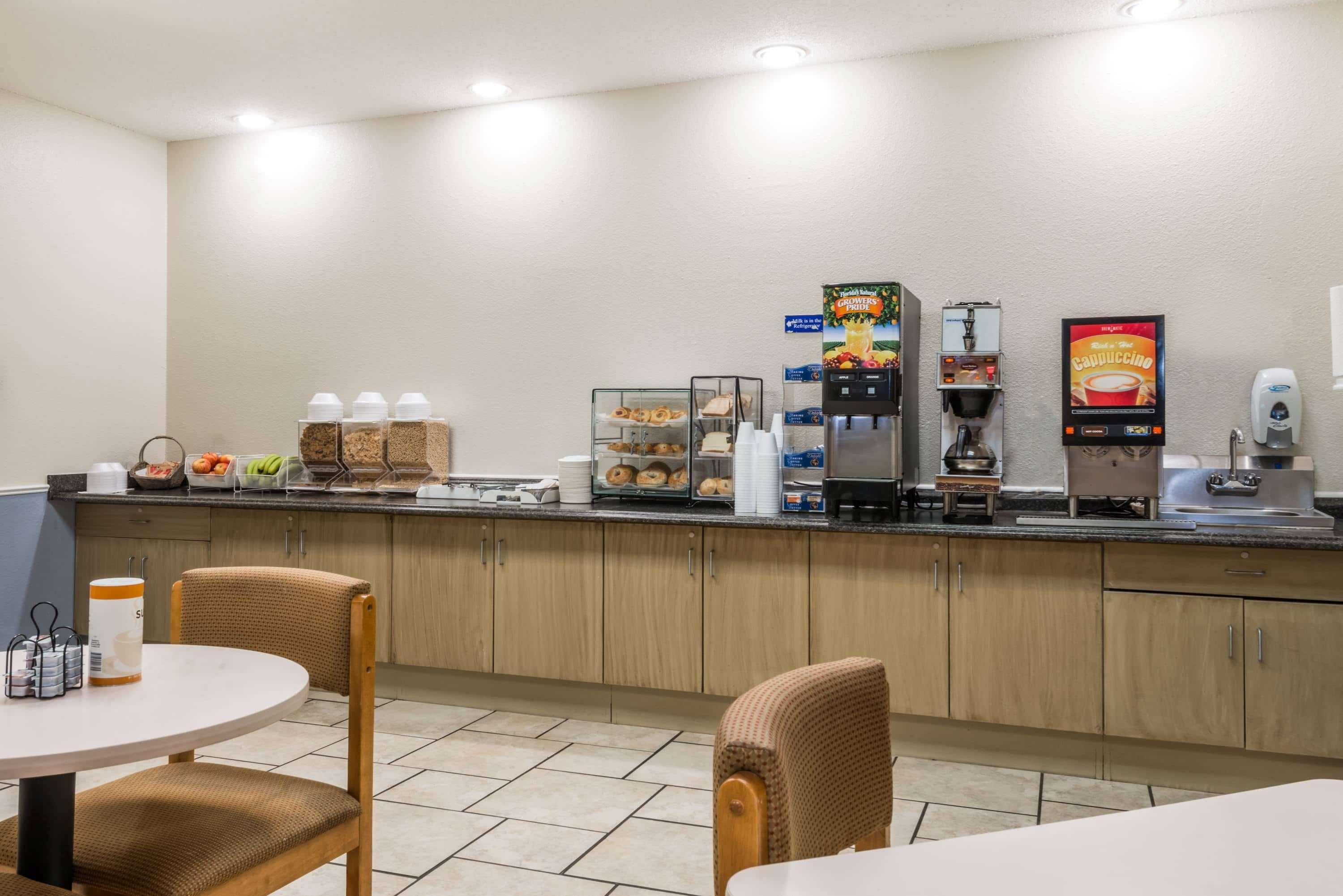 Microtel Inn & Suites By Wyndham Kansas City Airport Exterior photo